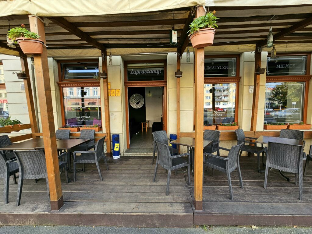 Widok na&nbsp;wejście do&nbsp;pubu Kazimierza Wielkiego