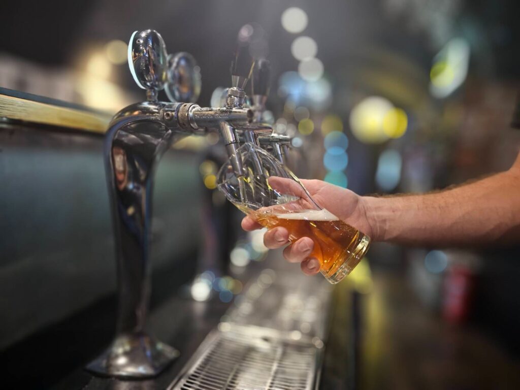 barman nalewający piwo