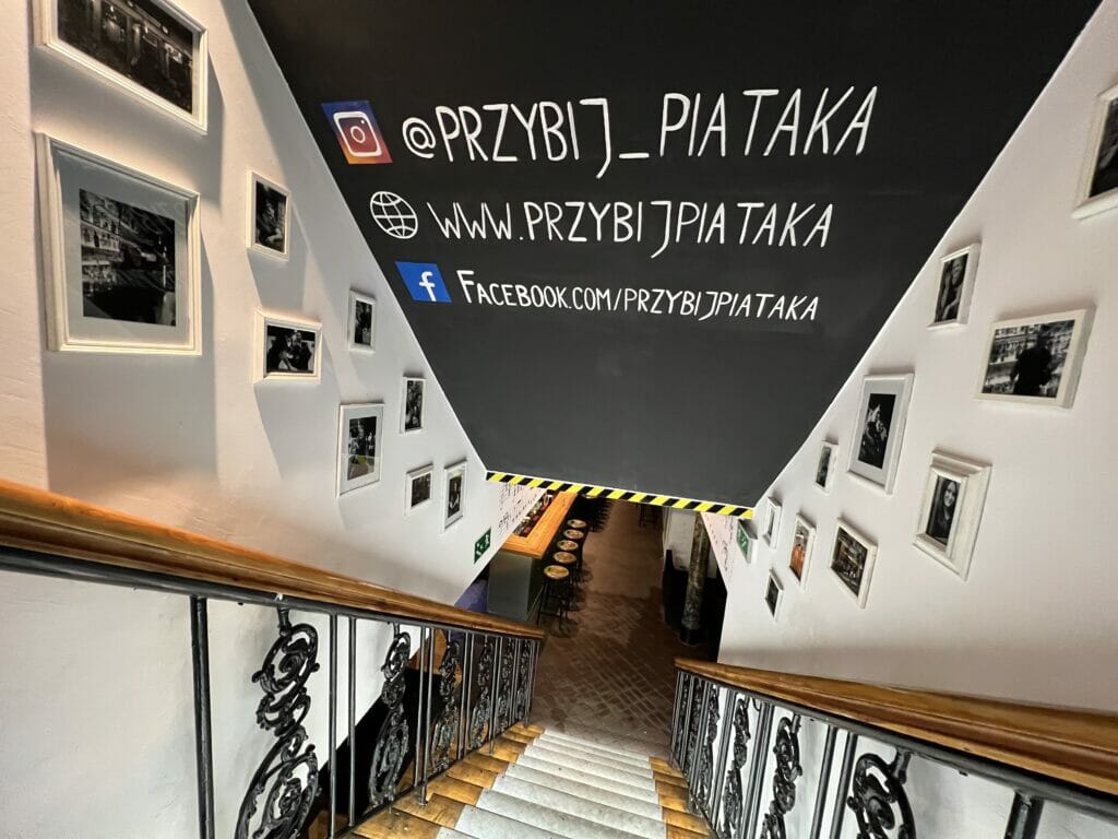 Widok z&nbsp;góry na&nbsp;wejście do&nbsp;pubu w&nbsp;podziemiu