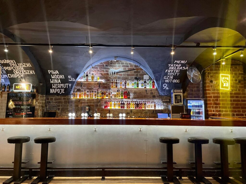Widok na bar i krzesła barowe w pubie Przybij Piątaka